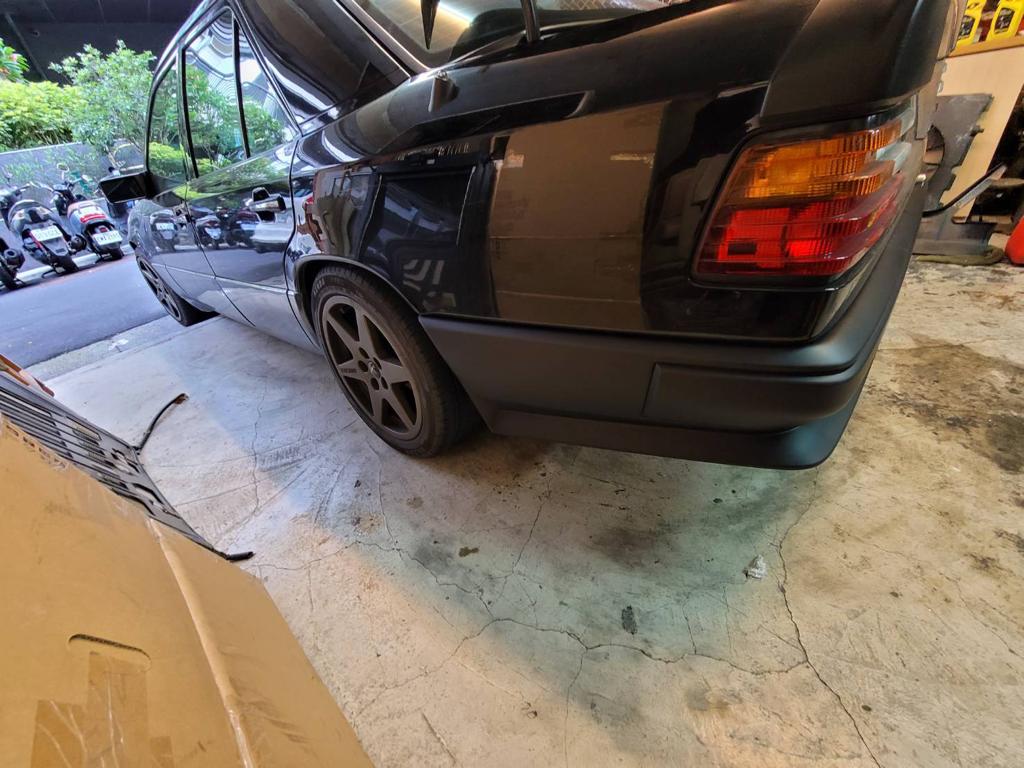 85-97 MERCEDES W124 2.0 AMG STYLE REAR BUMPER COVER SEDAN ONLY.