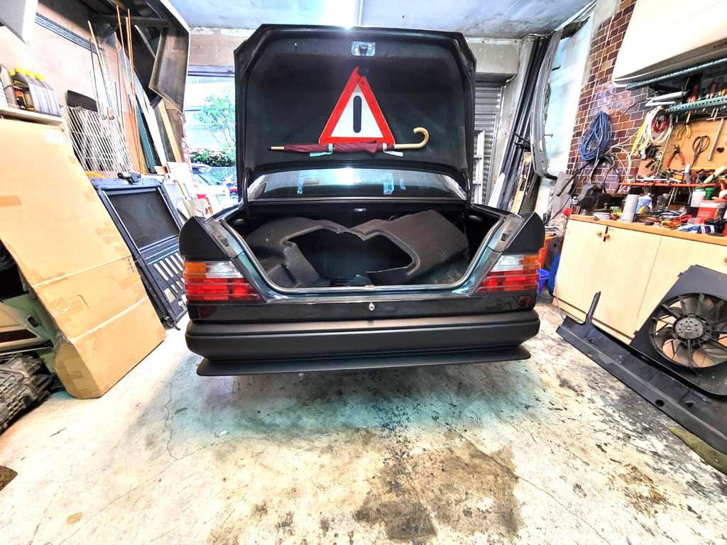 85-97 MERCEDES W124 2.0 AMG STYLE REAR BUMPER COVER SEDAN ONLY.