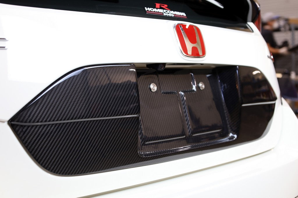 APR PERFORMANCE 17-21 HONDA CIVIC TYPE-R FK8 FK7 5DR HATCH REAR HATCH LICENSE PLATE COVER CARBON FIBER